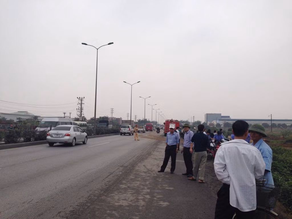 Đến 9h sáng, tình hình an ninh trật tự đã ổn định. Nhiều người Cẩm Điền không thể tiếp cận hiện trường.