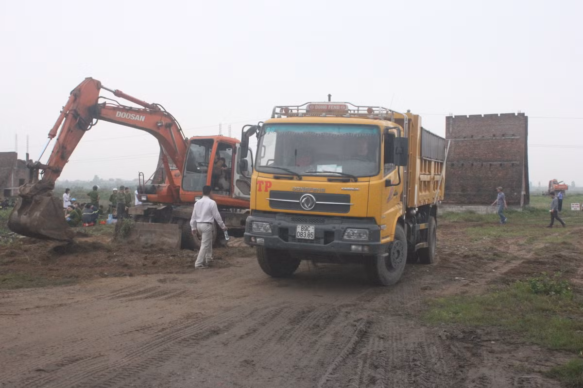 Dự án KCN Lương Điền – Cẩm Điền được Thủ tướng Chính phủ cho phép thành lập theo văn bản số 692/TTG-KTN ngày 8/8/2008. Từ năm 2011 đến 2014 dự án dừng thi công để thực hiện điều chỉnh quy hoạch, trả lại một phần diện tích cho sản xuất nông nghiệp. Sau đó, năm 2014, Công ty Phúc Hưng đã chuyển nhượng lại dự án trên cho VSIP Hải Dương. Tháng 4/2015, công ty Phúc Hưng đã hoàn thành hồ sơ thủ tục chuyển nhượng dự án KCN cho VSIP JSC tiếp tục thực hiện. Tuy nhiên, đến nay (3/2016) sau 8 năm triển khai thực hiện, dự án vẫn chưa thể đẩy mạnh tiến độ dự án.