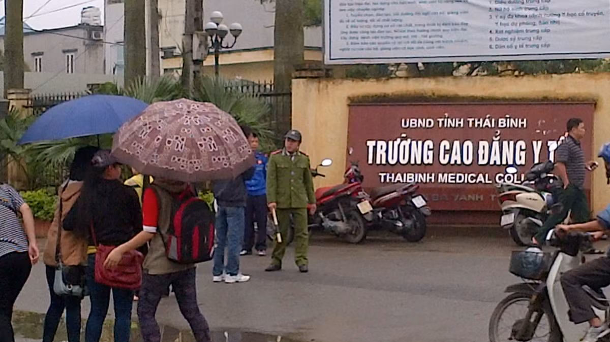 Khong che, doa thieu song nu sinh de doi gap... ban gai