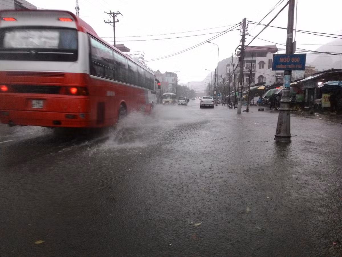 Tuyến đường Trần Phú (TP Cẩm Phả) bị ngập sâu.