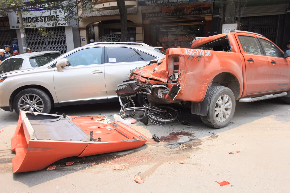 Container gay tai nan lien hoan, nao loan duong pho Hai Phong