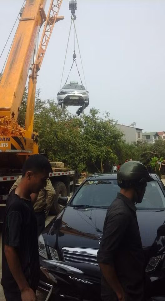 Taxi lao xuong ho nuoc tai Lang Son, 4 nguoi tu vong-Hinh-2