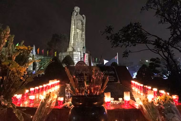 Kỷ niệm 70 năm ngày Thương binh – Liệt sĩ (27/7/1947 – 27/7/2017), tối 26/7, Thành đoàn TP HCM đã tổ chức thắp hơn 50 nghìn ngọn nến tri ân các anh hùng liệt sĩ tại nghĩa trang Liệt sĩ TPHCM và các nghĩa trang Liệt sĩ (NTLS) khắp các quận huyện thành phố.