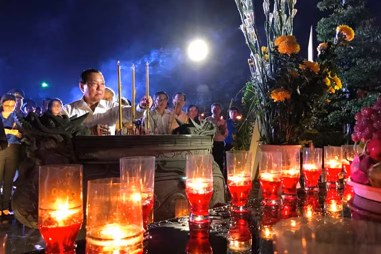 Nguyên bí thư Thành ủy TP HCM Lê Thanh Hải thắp hương lên đài tưởng niệm Mẹ Việt Nam anh hùng.