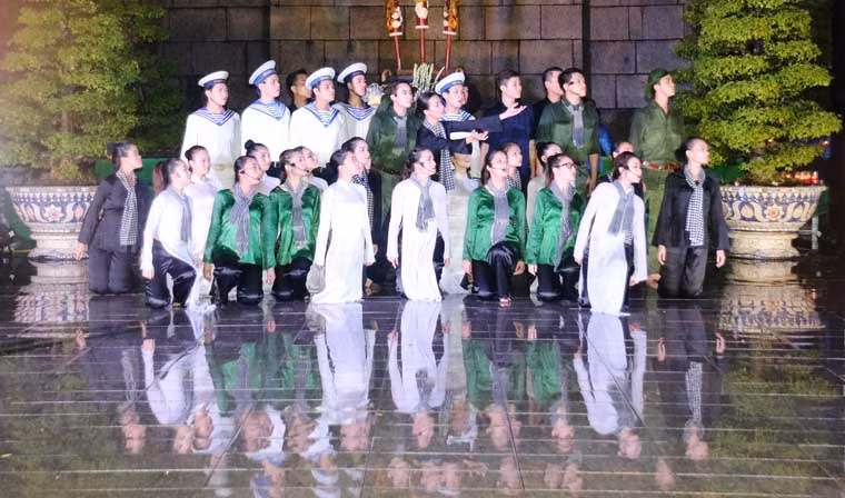 Tại Nghĩa trang Liệt sĩ Thành phố (phường Long Bình, quận 9), dưới tượng đài Mẹ Việt Nam anh hùng, hàng vạn bạn trẻ là đoàn viên, thanh niên...đã tề tựu về để chờ đến giờ diễn ra lễ dâng hương, thắp nến tri ân các anh hùng liệt sĩ.