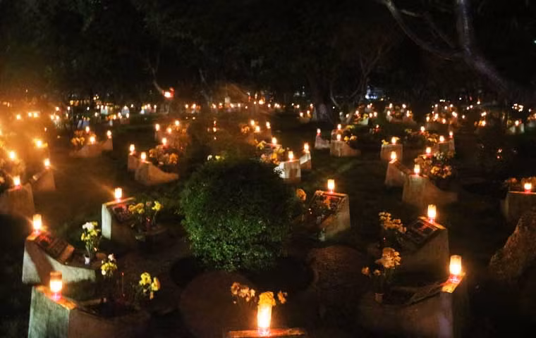 Hàng chục nghìn ngọn nến lung linh trong đêm tri ân các AHLS hy sinh vì sự nghiệp giải phóng dân tộc.