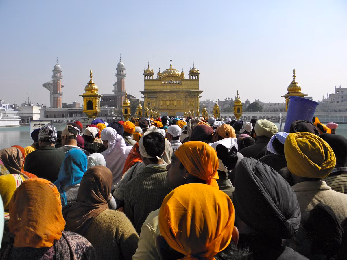 13. Có một ngôi đền vàng ở Ấn Độ mà số vàng được dát lên đền đến từ hàng ngàn người thuộc tât cả các chủng tộc, tôn giáo và tầng lớp.