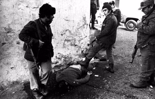 Tháng 2/1982, quân đội của cựu Tổng thống Syria Hafez Al Assad đã thực hiện cuộc thảm sát tại một ngôi làng thuộc thị trấn Hama nhằm ngăn cản các cuộc nổi dậy của lực lượng Anh em Hồi giáo. Khoảng 7.000 tới 35.000 người đã thiệt mạng trong vụ thảm sát này.