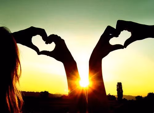 Tuổi Dần và tuổi Thìn. Người tuổi Dần khí phách hiên ngang, dám làm dám chịu, nhiệt tình, phóng khoáng, lúc nào cũng tràn đầy năng lượng. Người tuổi Thìn lại có con mắt tinh tường, cái nhìn sâu rộng về tương lai và thái độ quyết đoán. Nếu hai con giáp này “liên thủ”, công việc đảm bảo sẽ thuận lợi.