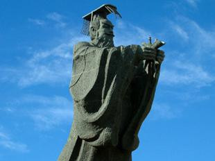 Tương truyền, có một quả phụ trẻ tên là Hoài Thanh, nhà rất giàu có. Sau khi chồng qua đời nàng đã tự tay chèo chống sự nghiệp gia đình, quyết không tái giá thủ tiết thờ chồng. Đối với Tần Vương đây chính là tấm gương điển hình cho tất cả phụ nữ trong thiên hạ về trinh tiết và đức hạnh. Ông ra đã ban tặng cho nàng hai chữ “bàng tọa” tức có thể được ngồi hoặc đứng ngang hàng với mình. Thậm chí Tần Vương còn cho xây một “ Hoài Thanh Đài” dành cho nữ quả phụ này để nhằm biểu dương sự tích về nàng. Có lẽ do quan điểm về sự thủ tiết và đức hạnh của phụ nữ mà ông ta không muốn lập hoàng hậu.