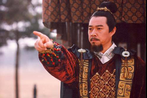 Cũng có quan điểm cho rằng, sau khi thống nhất lục quốc, hàng ngày chứng kiến đám giai nhân trong hậu cung nhanh chóng quên đi nỗi nhục mất nước mà quay ra nịnh bợ chủ mới nên Tần Thủy Hoàng rất căm ghét. Ngược lại, ông ta vô cùng tôn sùng và tán dương những người phụ nữ biết thủ trinh trọng tiết. Năm 210 trước công nguyên, trên đường đi tuần thú thiên hạ. Khi đến Triết Giang biết nơi đây nam nữ thoải mái tự do yêu đương và quyết định việc hôn nhân của mình, ở địa phương thường xuyên có chuyện tháo hôn hoặc tái giá, Tần vương cho rằng việc này không phù hợp với đạo đức và luật pháp của xã hội phong kiến nên đã hạ lệnh khắc lên đá không cho phép được tiếp tục tái diễn những hành vi tương tự. Nếu ai vi phạm sẽ bị trị tội.