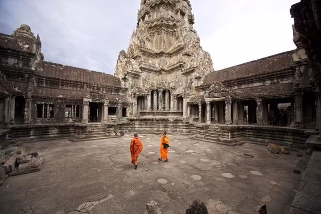 Angkor Wat (Campuchia): Đền được xem là công trình tưởng niệm tôn giáo đơn lẻ lớn nhất thế giới, có diện tích hơn 400 km vuông. Ngôi đền chính được xây từ năm 1113 đến 1150 bởi vua Suryavarman II và ngày nay xuất hiện trên cờ của Campuchia.