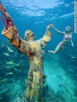 Tượng Christ of the Abyss (Florida, Mỹ): Nằm cách mặt nước 7 m ở biển Key Largo, Florida từ năm 1965, bức tượng bằng đồng cao 2,6 m, nặng 260 kg, nằm trên 9 tấn bê tông là một trong 3 kiệt tác của nghệ sĩ người Italy Guido Galletti. 2 bản sao khác nằm ở Grenada, Caribbe và Địa Trung Hải ngoài khơi bờ biển của Italy.