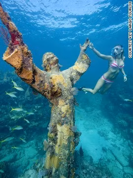 Tượng Christ of the Abyss (Florida, Mỹ): Nằm cách mặt nước 7 m ở biển Key Largo, Florida từ năm 1965, bức tượng bằng đồng cao 2,6 m, nặng 260 kg, nằm trên 9 tấn bê tông là một trong 3 kiệt tác của nghệ sĩ người Italy Guido Galletti. 2 bản sao khác nằm ở Grenada, Caribbe và Địa Trung Hải ngoài khơi bờ biển của Italy.