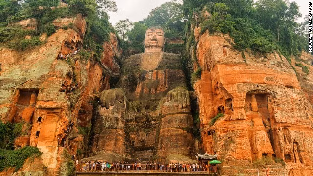 Tượng Lạc Sơn Đại Phật (Tứ Xuyên, Trung Quốc): Tượng được chạm khắc trực tiếp vào vách đá Thê Loan của núi Lăng Vân, nằm ở đoạn hợp lưu của ba con sông Mân Giang, Đại Độ và Thanh Y. Tượng mô tả Phật Di Lặc (Maitreya hay Bodi Sattra) ở tư thế ngồi có chiều cao 71 m, riêng các ngón tay có độ dài tới 3 m. Tượng được làm từ năm 713 – 803 sau công nguyên, do một nhà sư Trung Quốc là hòa thượng Hải Thông chỉ huy. Ông hy vọng rằng Phật có thể giúp làm cho nước sông êm đềm tạo thuận lợi cho tàu thuyền đi lại trên sông.