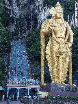 Tượng thần Murugan (Selangor, Malaysia): Có chiều cao 42 m, đây được coi là tượng thần Hindu cao nhất thế giới. 15 thợ điêu khắc Ấn Độ mất 3 năm để thực hiện bức tượng này bên ngoài hang Batu nổi tiếng của Malaysia. Tượng được làm từ 250 tấn thép, 1.550 m3 bê tông và 300 lít sơn vàng, được ra mắt tại lễ hội thường niên Thaipusam năm 2006.