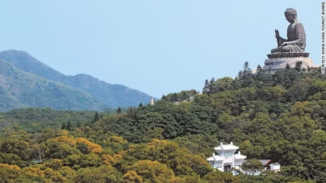 Tượng Đại Phật Thiên Tân (Hong Kong): Đây là tượng Phật ngồi ngoài trời bằng đồng lớn nhất thế giới và phải mất đến 12 năm để hoàn thành. Tượng cao 34 m, nặng 250 tấn, có thể nhìn thấy từ Macau. Lòng tượng rỗng, bên trong có ba thánh đường lưu giữ nhiều bảo vật của Phật giáo. Ở đây còn có một quả chuông khổng lồ cứ 7 phút lại đánh một lần, biểu trưng cho sự giải thoát của 108 điều phiền não của con người.