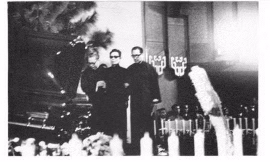 Khi di chuyển linh cữu, do Tưởng Kinh Quốc hết lần này đến lần khác “đau buồn quỳ xuống” trước linh cữu Tưởng Giới Thạch, đồng thời ảnh được đăng lên trên các báo, cho nên, thuộc hạ của ông ta cũng lần lượt làm theo, đem theo các thuộc hạ của mình quỳ ở lễ đường hoặc bên đường để tang Tưởng Giới Thạch.