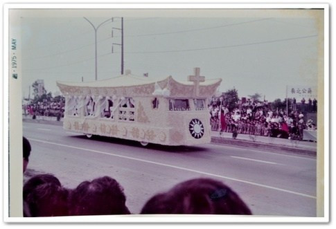 Sau khi lễ tang kết thúc, vào ngày đại liễm của Tưởng Giới Thạch, chính quyền Đài Loan còn tiến hành nghi lễ theo Kito giáo. Mục sư Châu Liên Hóa làm lễ truy ân và lễ an linh cho Tưởng Giới Thạch. Sau đó, Châu Liên Hóa chỉ đạo việc đọc kinh chương thứ 23. Sau khi lễ truy ân kết thúc, thánh ca cất lên, bên ngoài Kỉ niệm quán bắn 21 phát pháo. Sau đó, linh cữu Tưởng Giới Thạch được nhân viên chấp phất hộ tống, được đặt lên xe đưa tang.