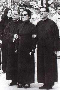 Bốn bộ sách mà Tưởng Giới Thạch yêu thích là “Tam Dân chủ nghĩa”, “Thánh Kinh”, “Hoang Mạc Can Tuyền và “Đường Thi” cũng được Tống Mỹ Linh đặt vào trong linh cữu. Ngoài ra còn có mũ phớt, mũ nhỏ, găng tay, khăn tay, ba toong. Đây đều là những vật Tưởng Giới Thạch thường dùng vào những năm cuối đời. Sau khi mọi thứ được sắp xếp đầy đủ, thì linh cữu mới được chuyển từ “Vinh Dân tổng viện” đến Quốc phụ kỉ niệm quán.