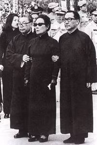 Bốn bộ sách mà Tưởng Giới Thạch yêu thích là “Tam Dân chủ nghĩa”, “Thánh Kinh”, “Hoang Mạc Can Tuyền và “Đường Thi” cũng được Tống Mỹ Linh đặt vào trong linh cữu. Ngoài ra còn có mũ phớt, mũ nhỏ, găng tay, khăn tay, ba toong. Đây đều là những vật Tưởng Giới Thạch thường dùng vào những năm cuối đời. Sau khi mọi thứ được sắp xếp đầy đủ, thì linh cữu mới được chuyển từ “Vinh Dân tổng viện” đến Quốc phụ kỉ niệm quán.