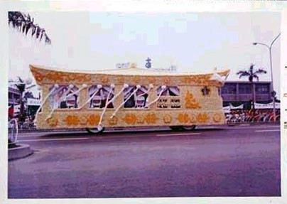 Thân xe đưa linh cữu được trang trí bằng 20 vạn bông cúc vàng đậm, hai bên có treo bạch chấp, trước xe treo quốc huy thanh thiên bạch nhật, và giá chữ thập bằng hoa tươi. Đội xe đưa tang được 99 xe hiến binh dẫn đường, gồm có xe quốc kỳ, xe đảng kỳ, xe thống soái kỳ, xe chở đồ dùng của Tưởng Giới Thạch, xe chở huân chương, xe chở di ảnh. Phía sau đội xe là giá hình chữ thập lớn bằng hoa cúc mà Tống Mỹ Linh viếng Tưởng Giới Thạch cùng với gia thất. Hơn 2.000 nhân viên chấp phất từ từ đưa linh cữu của Tưởng Giới Thạch đến Từ Hồ.