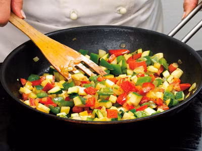 Nhét quá nhiều thực phẩm vào trong nồi không chỉ làm giảm tốc độ nấu nướng mà còn khiến thực phẩm bị dập nát, ra nhiều nước sẽ mất đi vị ngọt vốn có. Hơn nữa việc nhồi nhét quá nhiều thực phẩm cho một lần nấu sẽ khiến nhiệt trong nồi giảm xuống, thời gian nấu sẽ lâu hơn.