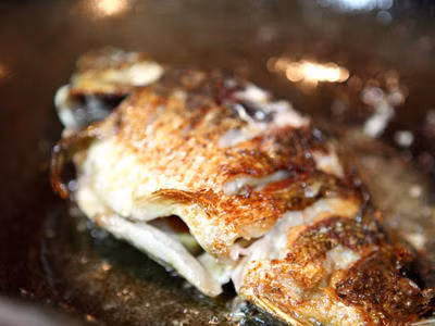 Dùng nhiệt độ cao làm nóng chảo chống dính sẽ gây ra chất độc PFCs (perfluorocarbons) dưới dạng khói, gây tổn thương gan. Vì thế nếu dùng chảo chống dính để xào rán không nên để cháo quá nóng.