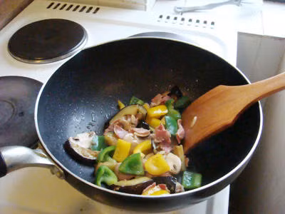 Ngoài ra khi dùng chảo chống dính xào nấu cần tránh dùng các dụng cụ như xẻng đảo, đũa xào bằng đồ kim loại sẽ tạo ra chất độc hại nguy hiểm đến sức khỏe, cách tốt nhất nên dùng xẻng hoặc đũa bằng tre, gỗ.