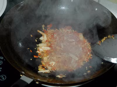 Đun dầu sôi bốc khóc: nhiều người cho thói quen chế biến sai lầm nhiều người mắc phải. Cách nấu này không những làm dầu biến mùi vị mất ngon mà còn phá vỡ các thành phần chống oxy hóa lành mạnh đồng thời tạo ra những hợp chất nguy hiểm. Vì thế, khi thế khi dầu bạn nên cho thực phẩm vào chế biến là được.