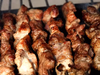 Thịt vừa nướng ra khỏi lò đã thái luôn: nhiều người thích ăn nóng đặc biệt là món nướng, tuy nhiên thịt hoặc món nướng vừa lấy ra khỏi lò nên để hạ bớt nhiệt để cho các mô thịt giãn ra tránh khi thái sẽ thấy tia đỏ của huyết vừa mất mỹ quan vừa không có lợi cho sức khỏe.