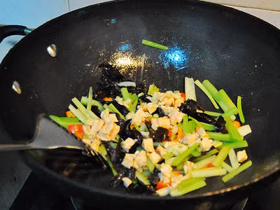 Đảo thức ăn liên tục vừa khiến món ăn không đủ nhiệt lại còn khiến thực phẩm bị dập nát, mất đi vị ngọt tự nhiên.