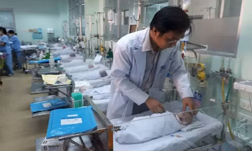 Phau thuat thanh cong cho be gai '2 dau' bi bo roi