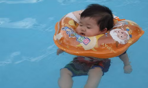 Phao cổ cho trẻ khi bơi có nguy cơ gây chết người Phao co cho tre khi boi co nguy co gay chet nguoi