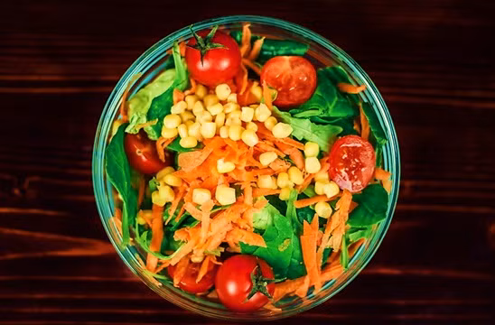 Bên cạnh đó, còn có các loại rau xanh và trái rất ngon để làm salad và giàu chất béo có lợi: Trái bơ nổi bật nhờ giàu chất béo Omega-3 và bạn có thể thêm vài lát bơ vào salad cho vị bùi béo thơm đặc trưng của bơ. Cải xoăn, cải Brussels và rau chân vịt. Một điểm thưởng là khi bạn ướp các loại hạt, ngũ cốc và quả này vào salad bạn tạo ra nguồn chất béo dồi dào để bạn dễ no nhanh hơn và ăn ít đi các chất béo có hại khác và giảm cân mau hơn.