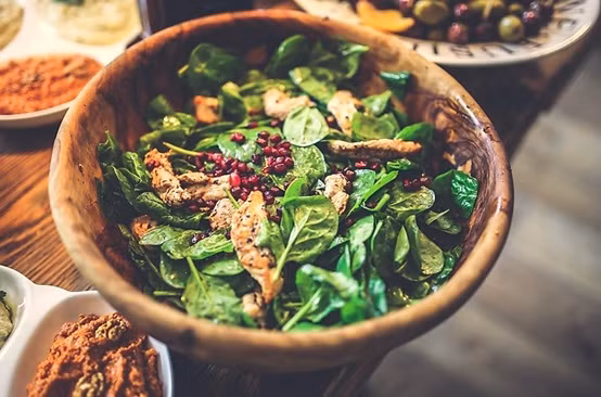  Bảo vệ mắt tinh tường: Các loại rau salad có chứa hàm lượng Carotenoids (Vitamin A, beta-caroten,lycopene, luletin) cao để có đôi mắt khỏe mạnh và chống lại các gốc tự do gây ung thư vú, da và tuyến tiền liệt là: Rau chân vịt, Rau xà lách xanh, Rau xà lách đỏ. Nếu bạn không quen với salad rau chân vịt tươi sống, bạn có thể làm làm salad tái bằng cách trộn rau chân vịt với đậu non, rắc chút hạt (lạc, vừng, hướng dương, điều…), dầu oliu, và dấm đỏ (hoăc chanh), chút thịt ức gà hay bò sốt, một ít xì dầu. Sau đó để vào lò vi sóng khoảng ba đến bốn phút cho chín vừa ăn. Nếu bạn làm salad xà lách có phần phổ biến và ăn vừa miệng hơn cho nhiều gia đình. Bạn ướp xà lách với cà chua, đường, dấm đỏ ngon (hoặc chanh), giá và hành tây thái chỉ.