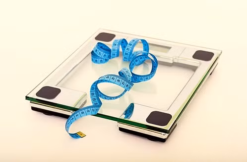  Giảm cân bằng món khai vị: nếu bạn có ý định giảm cân và kiểm tra cân nặng mỗi sáng bằng cân điện tử hay dây đo vòng eo thì việc ăn salad mỗi ngày sẽ hỗ trợ bạn một cách hiệu quả. Hãy chuẩn bị cho bạn món salad rau lá xanh khai vị giàu chất xơ trước mỗi bữa ăn, như vậy — bạn sẽ cảm thấy no nhanh hơn trước khi ăn bữa chính và vì thế nạp ít LDL-cholesterol xấu cho cơ thể.