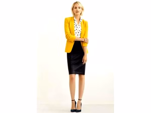 6. Thời trang công sở màu vàng: bạn cũng có thể mặc trang phục tông màu vàng đến công sở nhưng nhớ phải mặc đơn giản và gọn gàng. Chẳng hạn như kết hợp giữa áo sơ mi chấm bi đen trắng, chân váy đen với một chiếc áo blazer màu vàng.