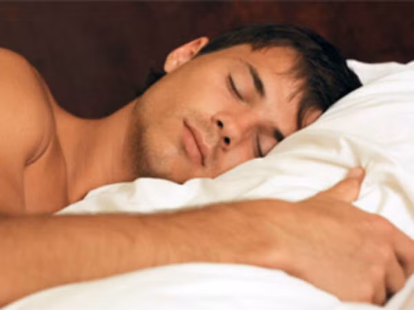 6. Ngủ đủ giấc: Trong độ tuổi 20, bạn có thể chỉ ngủ từ 4-5 tiếng. Nhưng khi có tuổi, bạn nên ngủ đủ 8 tiếng mỗi ngày.