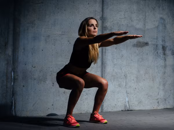 1. Giảm cường độ luyện tập: Khi bạn còn trẻ, bạn có thể làm bất cứ điều gì, thậm chí luyện tập với cường độ cao cũng hết sức dễ dàng. Nhưng khi sau 40 tuổi, sẽ tốt hơn nếu bạn giảm cường độ luyện tập của bản thân. Khi bạn còn trẻ, bạn có thể làm bất cứ điều gì, thậm chí luyện tập với cường độ cao cũng hết sức dễ dàng. Nhưng khi đã có tuổi, sẽ tốt hơn nếu bạn giảm cường độ luyện tập của bản thân.