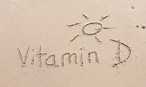 Vitamin D: Ngày nay nhiều phụ nữ đang rơi vào tình trạng loãng xương. Cơ thể rất cần vitamin D để hấp thụ canxi tốt hơn, giúp xương chắc khoẻ. Vitamin này cũng giảm thiểu nguy cơ gặp các vấn đề về thị giác, viêm khớp và một số loại ung thư nhất định. Bạn cần tiếp xúc ánh sáng mặt trời để có được vitamin này. Ngoài ra, thực phẩm như sữa, gan, trứng và cá cung cấp vitamin D. 