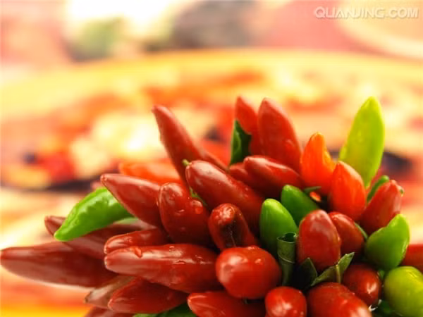 4. Ớt: tăng cường sự trao đổi chất trong cơ thể, giải phóng năng lượng dư thừa, tránh bị béo phì, thúc đẩy tuần hoàn máu và oxy trong cơ thể. Trong mỗi bữa ăn kèm một chút ớt sẽ giúp bạn kích thích vị giác, cảm thấy dễ chịu, sảng khoái. Ảnh: quanjing.