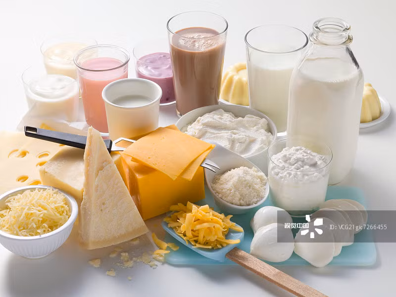 8. Các chế phẩm từ sữa: không chỉ cung cấp nguồn canxi dồi dào mà còn chứa nhiều protein, vitamin (bao gồm vitamin D) và khoáng chất. Đây chính là những thành phần quan trọng chống loãng xương. Các sản phẩm sữa ít chất béo là những món ăn nhẹ tốt nhất bởi vì chúng chứa không chỉ các carbohydrate mà còn giàu protein, ngoài việc giúp chắc khỏe xương mà còn giúp bạn có một vóc dáng hoàn hảo. Ảnh: vcg.