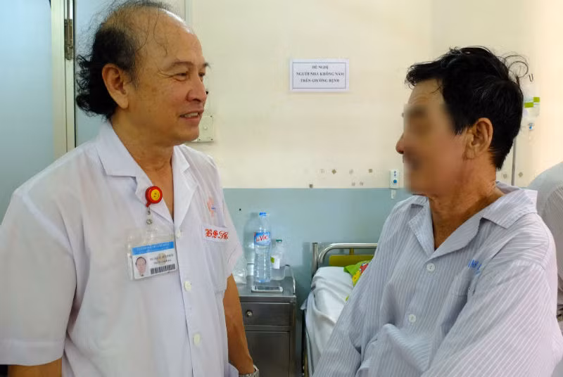 Chuyen la o Viet Nam: Dung Robot dieu tri ung thu gan-Hinh-2