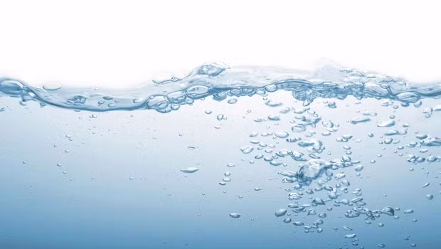 1. Nước lạnh: Một trong những bí quyết tốt nhất về cách điều trị bỏng trên tay là nước lạnh. Đây là cách rẻ tiền để chữa lành các vết bỏng ở nhà. Bạn muốn làm dịu vết bỏng ngay tức thì, hãy làm điều sau: Đổ nước lạnh vào khu vực bị bỏng và ngâm một vài phút. Ngoài ra, bạn có thể áp dụng gạc lạnh trên vùng da bị bỏng và giữ trong vài phút. Bạn có thể lặp lại cách này mỗi giờ để giảm bớt đau đớn và bất tiện. Tuy nhiên, bạn không nên sử dụng viên đá vì đá có thể hạn chế lưu thông máu và làm tổn thương các mô trên da.