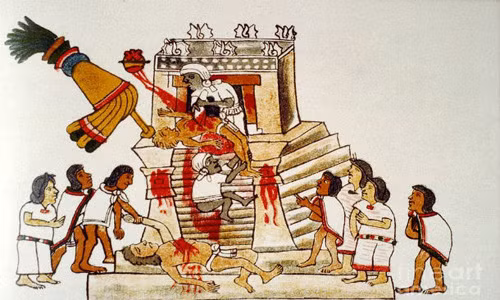 Trong nền văn minh Aztec, các vị thần được con người hiến tế rất nhiều. Việc hiến tế con người khá phổ biến ở các nền văn minh cổ xưa. Tuy nhiên, nền văn minh Aztec hiến tế con người dâng lên các vị thần linh nhiều hơn bất cứ nền văn minh nào trong lịch sử. Việc hiến tế của người Aztec được thực hiện tại Kim tự tháp Mặt Trời và Mặt Trăng.