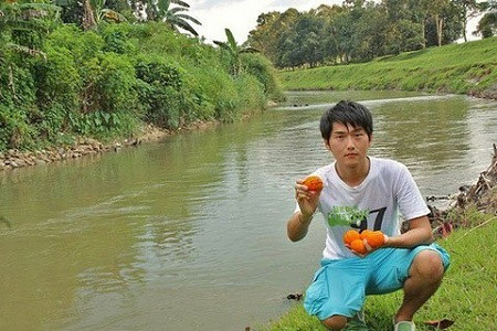 Theo đó, những câu chuyện tình yêu lãng mạn có thể xảy ra nếu như chàng trai thầm thương trộm nhớ một cô gái mua cam và tìm tới chỗ cô gái đã vứt quả cam đó.