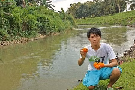 Theo đó, những câu chuyện tình yêu lãng mạn có thể xảy ra nếu như chàng trai thầm thương trộm nhớ một cô gái mua cam và tìm tới chỗ cô gái đã vứt quả cam đó.