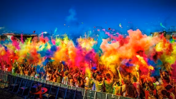 Khi đó, những người tham gia lễ hội sẽ thỏa sức ném bột màu hoặc pha màu với nước và ném vào nhau với hy vọng sẽ có một năm nhiều may mắn.