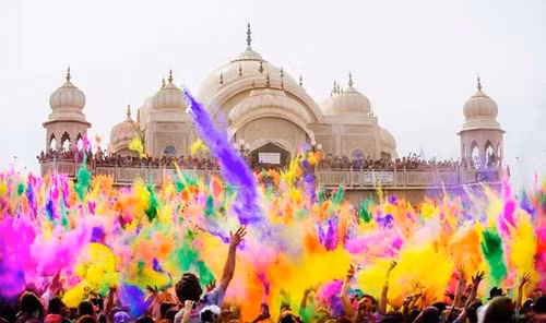 Nhận được càng nhiều màu thì càng may mắn. Để chào mừng mùa xuân, người dân Ấn Độ tổ chức lễ hội màu sắc (Holi Festival). Đây là lễ hội hàng năm của người Hindu được tổ chức vào dịp trung tuần tháng 3.